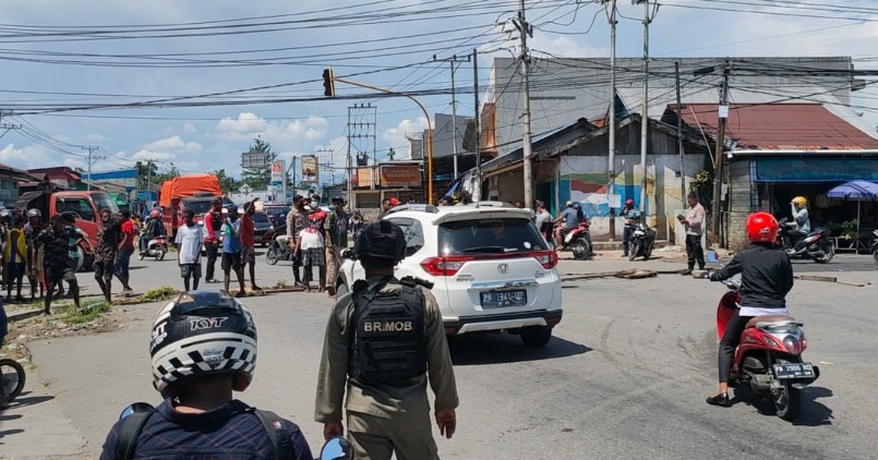 Aksi pemalangan di perempatan jalan SP1-SP4 yang dilakukan puluhan warga, Rabu (26/1/2022).  Foto: Salmawati Bakri/ Papua60detik