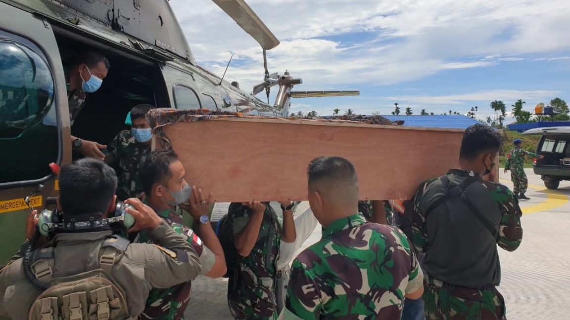 tiga-jenazah-prajurit-tni-korban-kkb-di-puncak-dievakuasi-ke-timika
