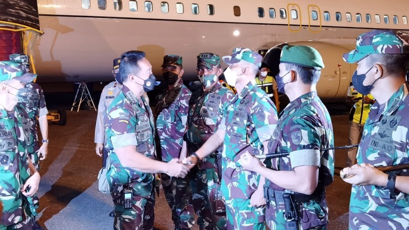 tiba-di-timika-panglima-tni-langsung-melayat-jenazah-tiga-prajurit-korban-kkb
