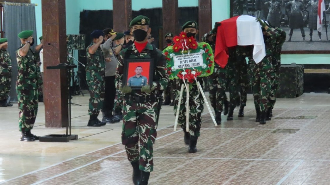 dandim-1710-mimika-pimpin-upacara-pelepasan-jenazah-tiga-prajurit-tni