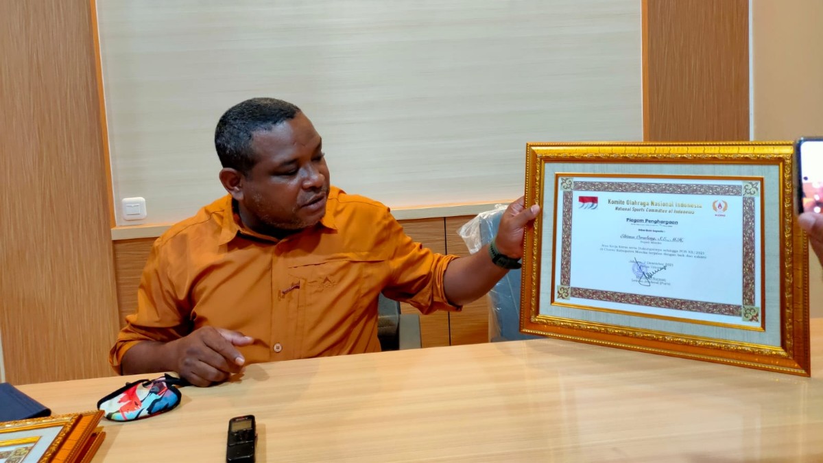 pon-sukses-mimika-dapat-penghargaan-koni-pusat