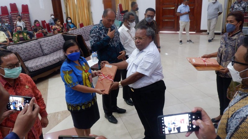 Bupati Mimika Eltinus Omaleng menyerahkan DPA kepada Kepala Bappeda Mimika, Yohana Paliling di pendopo rumah negara, Jumat (4/2/2022). Foto: Fachruddin Aji/ Papua60detik