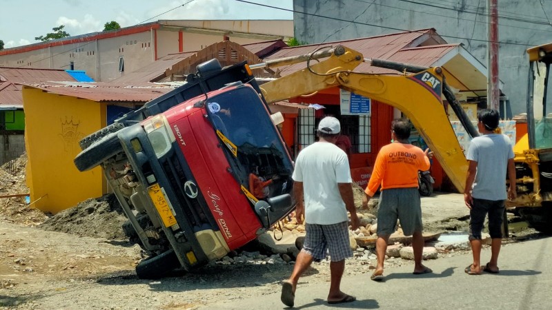 truk-bermuatan-pasir-terbalik-di-jalan-c-heatubun