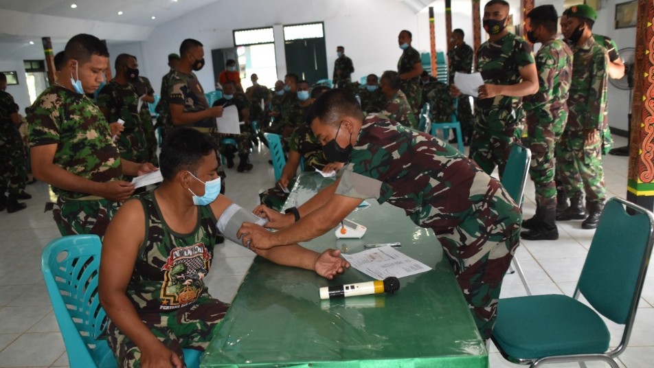 ratusan-prajurit-kodim-merauke-terima-vaksin-dosis-ketiga