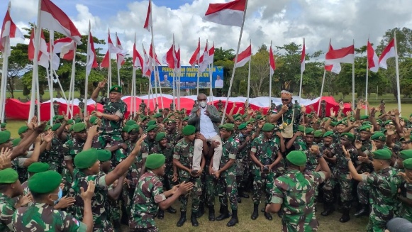 bupati-merauke-jadi-orang-tua-asuh-prajurit-yonif-757ghupta-vira