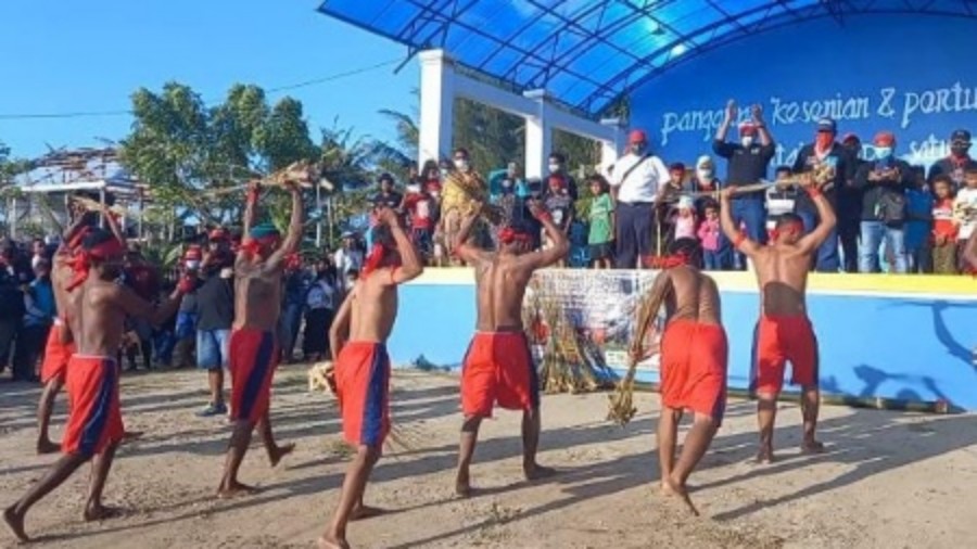Organisasi Maluku Satu Rasa (M1R) Merauke, Papua menggelar tradisi Pukul Manyapu atau biasa yang disebut Palasa di Pantai Lampu Satu pada Minggu (13/2/2022). Foto: Eman Riberu/ Papua60detik