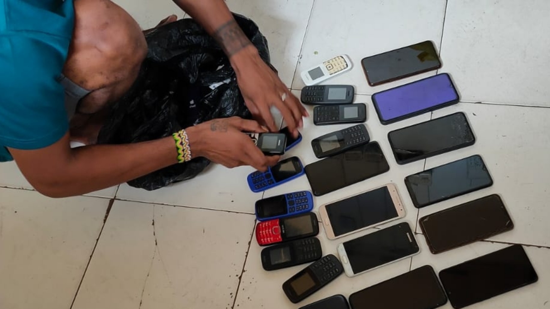 handphone-kok-bisa-masuk-rutan-polres-mimika