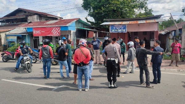 pengendara-motor-tabrak-mobil-depan-kantor-polisi