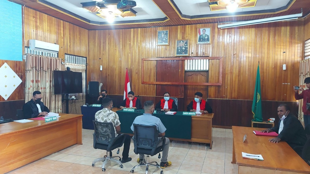jual-amunisi-ke-kkb-dua-oknum-polisi-dituntut-6-tahun-penjara