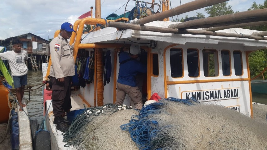 Tim Gakkum Ditpolairud Polda Papua memeriksa kelengkapan dokumen kapal di Kampung Wanam, Distrik Ilwayab, Kabupaten Merauke, Selasa (22/2/2022). Foto: Eman Riberu/ Papua60detik