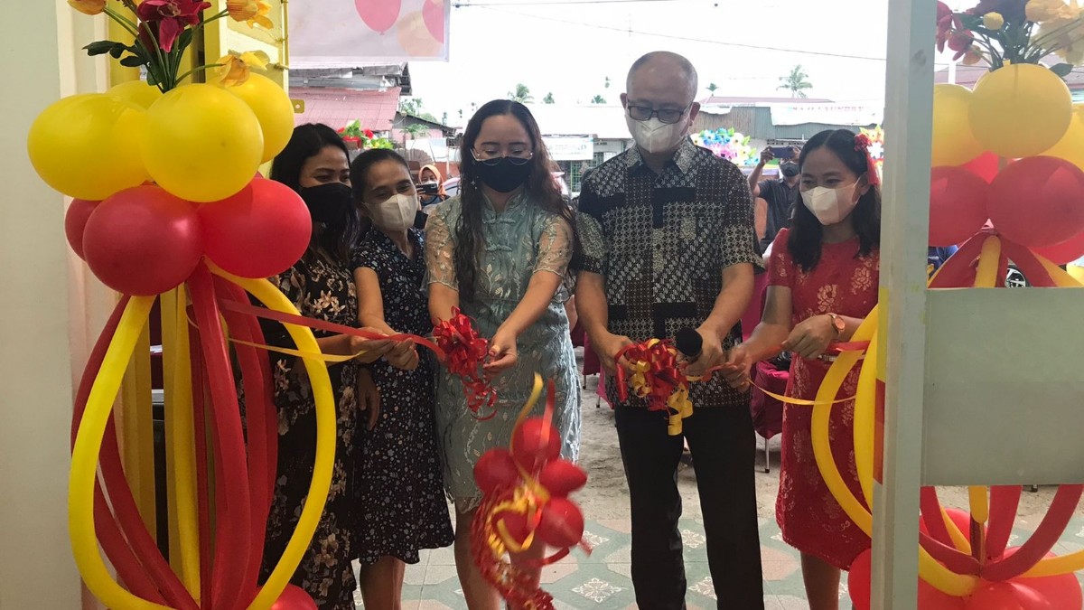 Direktur Unit Usaha Diana Shopping Center, Lina bersama Steven Tan memotong pita tanda Diana Mart resmi dibuka, Selasa (22/2/2022).  Foto: Anti/Papua60detik