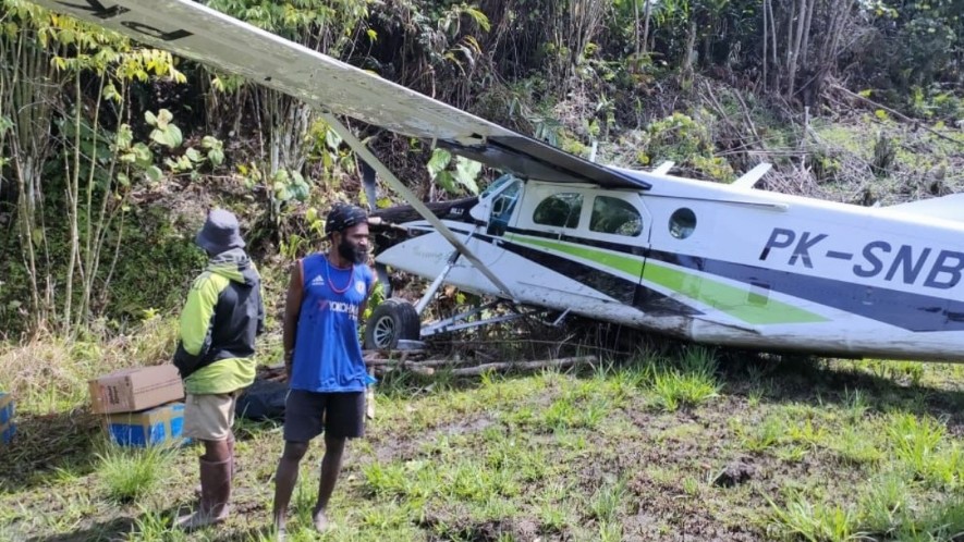 pesawat-pilatus-smart-pk-snb-tergelincir-di-kabupaten-paniai