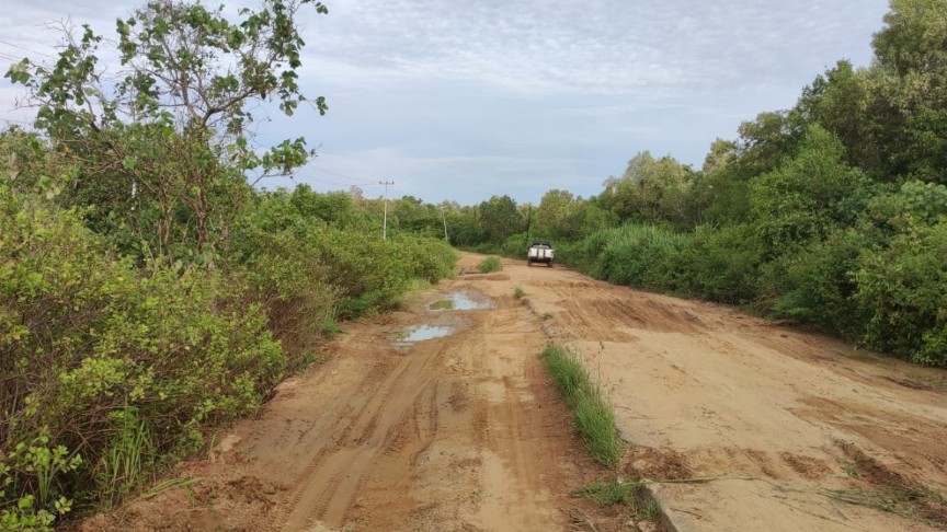 kondisi-jalan-ke-kampung-lokal-semangga-memprihatinkan
