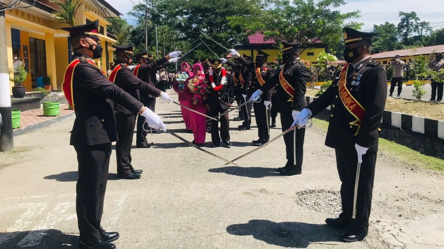 tujuh-personel-polres-mimika-wisuda-purnawirawan