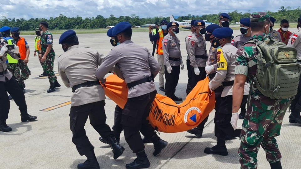 jenazah-8-pekerja-ptt-korban-pembunuhan-kkb-berhasil-dievakuasi