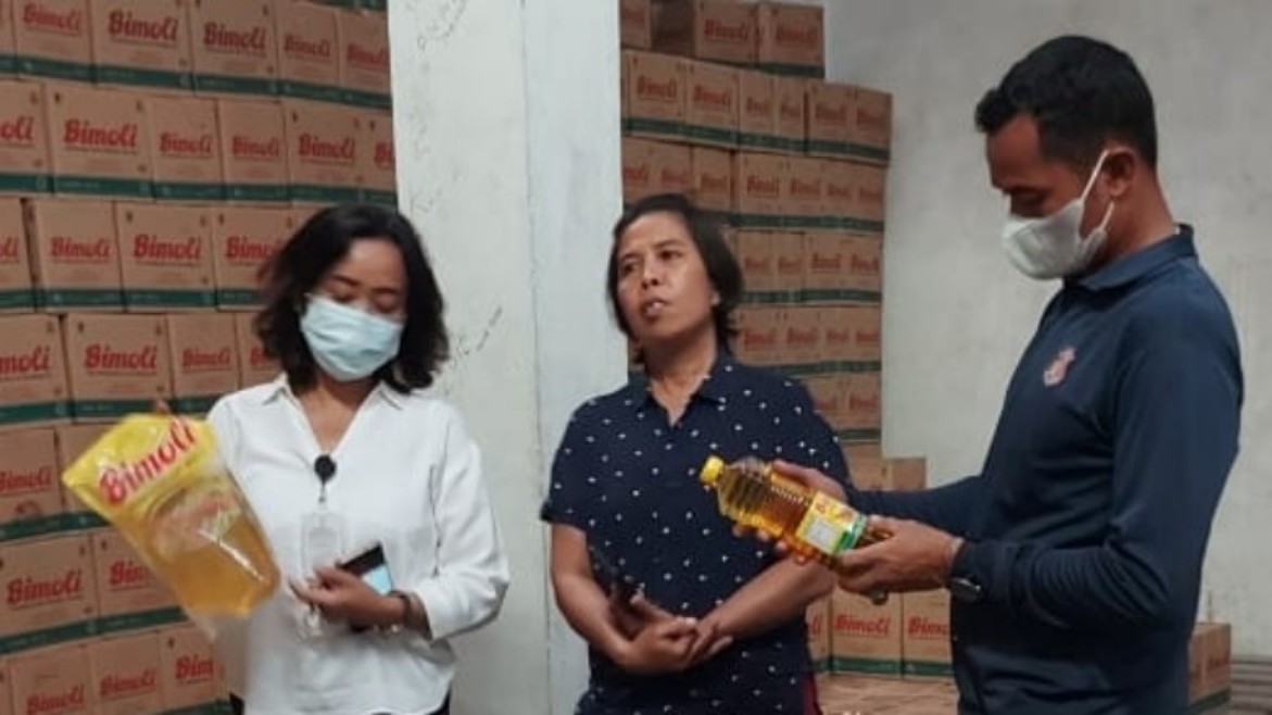 sidak-gudang-distributor-minyak-goreng-kasat-reskrim-stok-cukup-untuk-sebulan