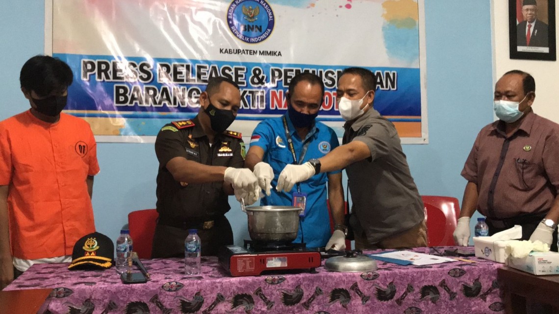 bnnk-mimika-musnahkan-33-saset-sabu-sabu