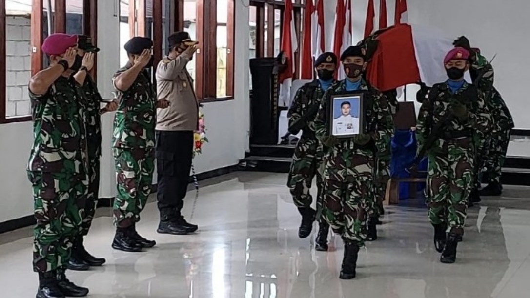 jenazah-dua-prajurit-marinir-yang-gugur-di-kenyam-diberangkatkan-ke-kampung-halaman