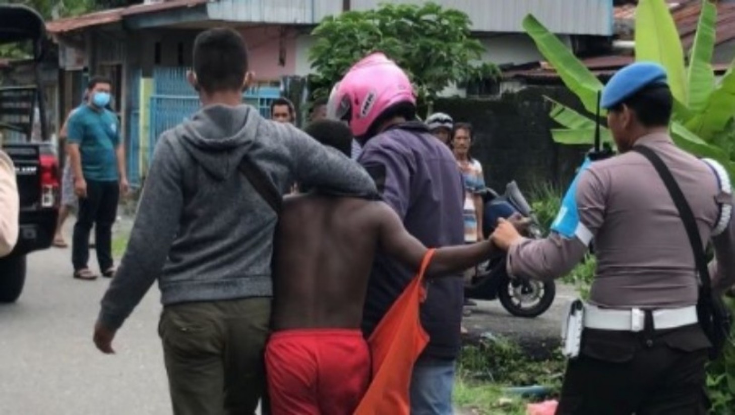 ulah-pemuda-mabuk-pengantar-air-isi-ulang-kritis