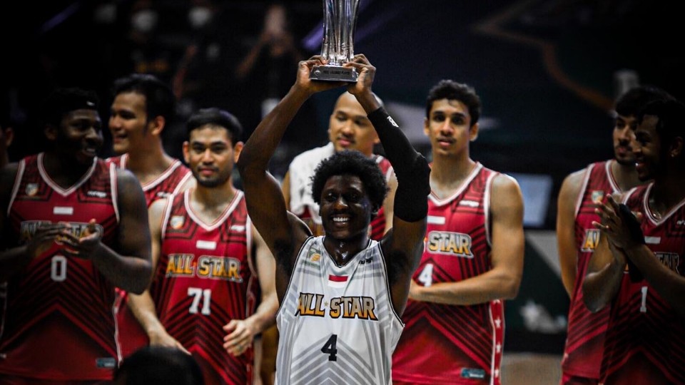 Pemain NSH Mountain Gold Timika, Shavar Newkirk terpilih sebagai MVP di IBL AllStar 2022 yang berlangsung di Hall Basket Senayan Jakarta, Kamis (31/3/2022). Foto: Joe Situmorang/ Papua60detik