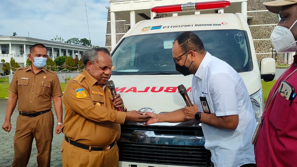 pt-freeport-bantu-pemkab-mimika-ambulance-mini-icu