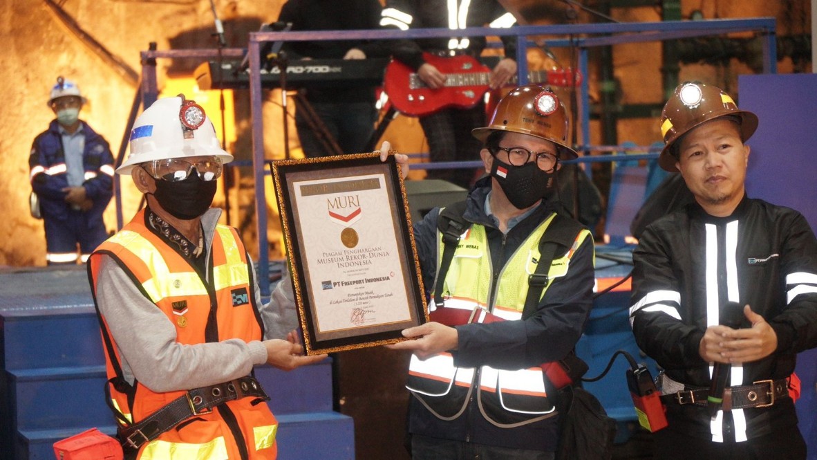 Presiden Direktur PTFI Tony Wenas menerima penghargaan MURI dari Direktur Operasional MURI, Ngadri pada perayaan HUT PTFI bersama karyawan tambang bawah tanah, Kamis (7/4/2022). Foto: Corporate Communications PTFI