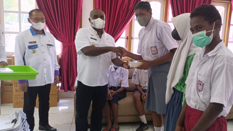 Bupati Merauke, Romanus Mbaraka menyerahkan ponsel pintar kepada sejumlah pelajar di Gedung Negara, Rabu (6/4/2022) kemarin. Foto: Eman Riberu/ Papua60detik