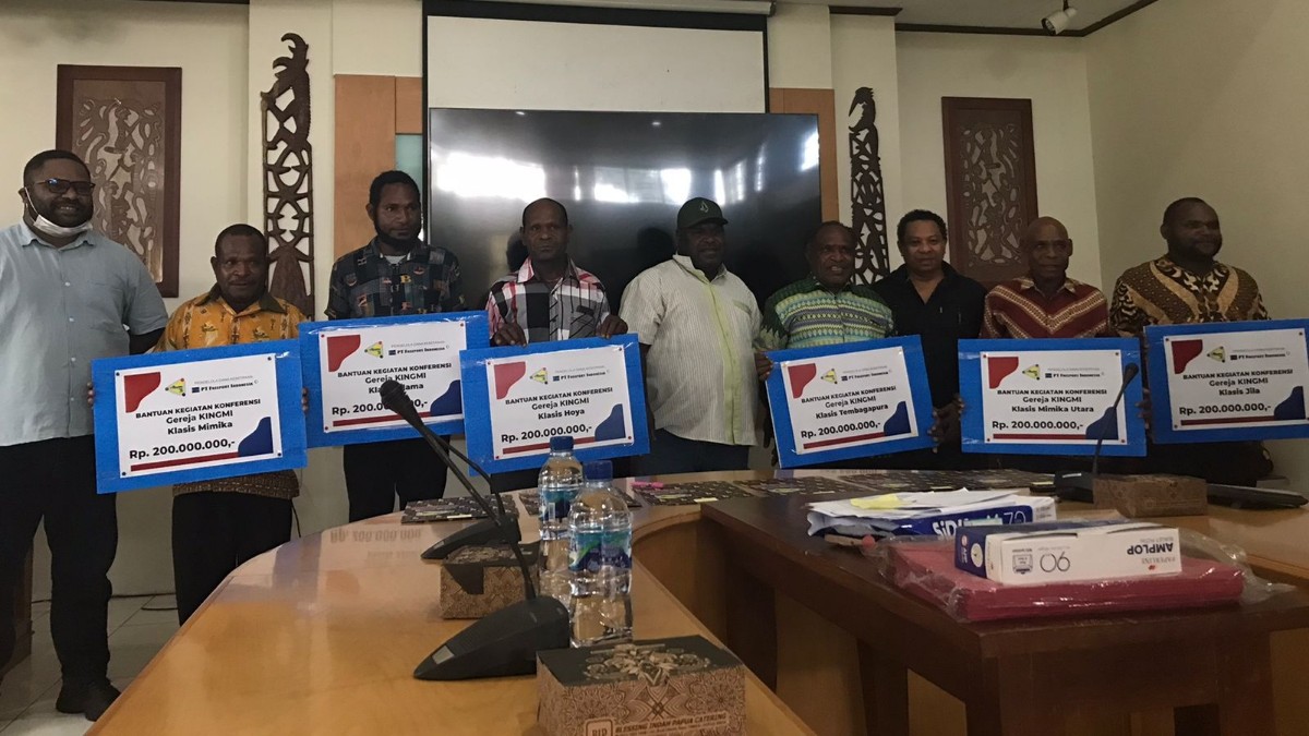 ypmak-serahkan-bantuan-rp12-miliar-ke-gereja-kingmi