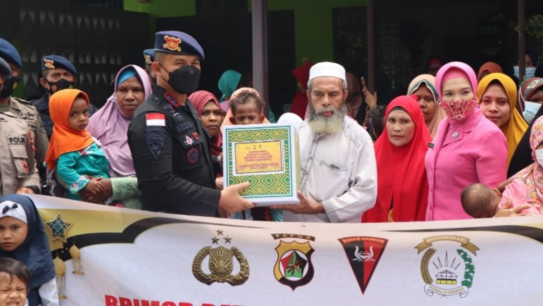 ramadan-brimob-timika-berbagi-sembako-dan-takjil