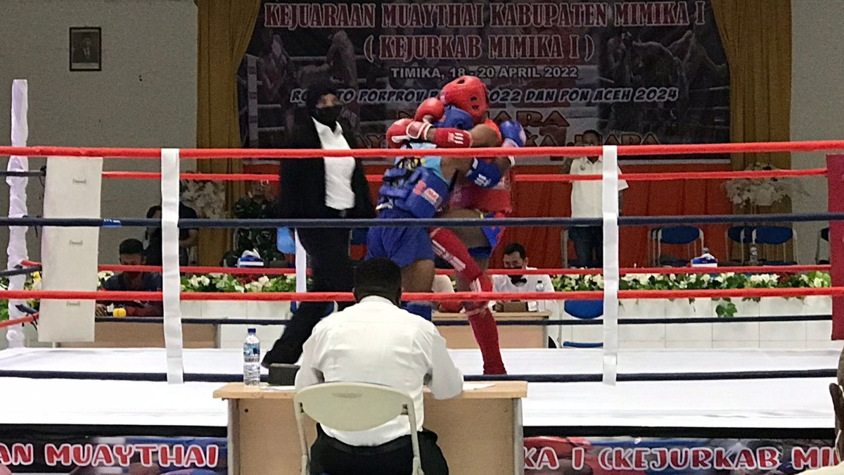 Pertandingan pembuka kejurkab Muay Thai Mimika, Senin (18/4/2022) malam di Gedung MPCC.  Foto: Anti/ Papua60detik
