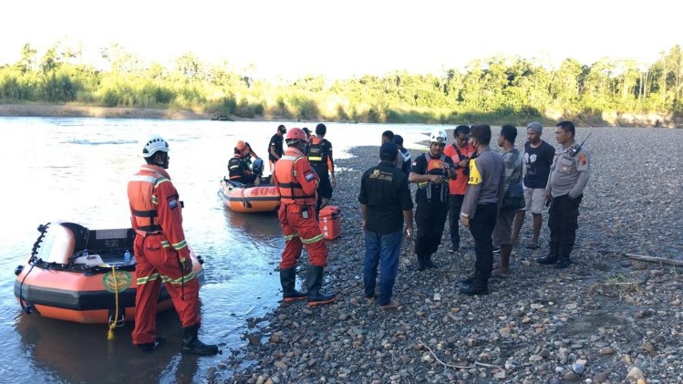 pasutri-terseret-arus-sungai-mile-28-istri-meninggal-suami-belum-ditemukan
