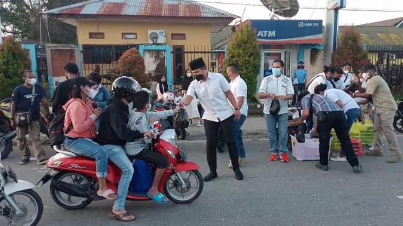 satreskrim-polres-mimika-bagi-takjil-gratis