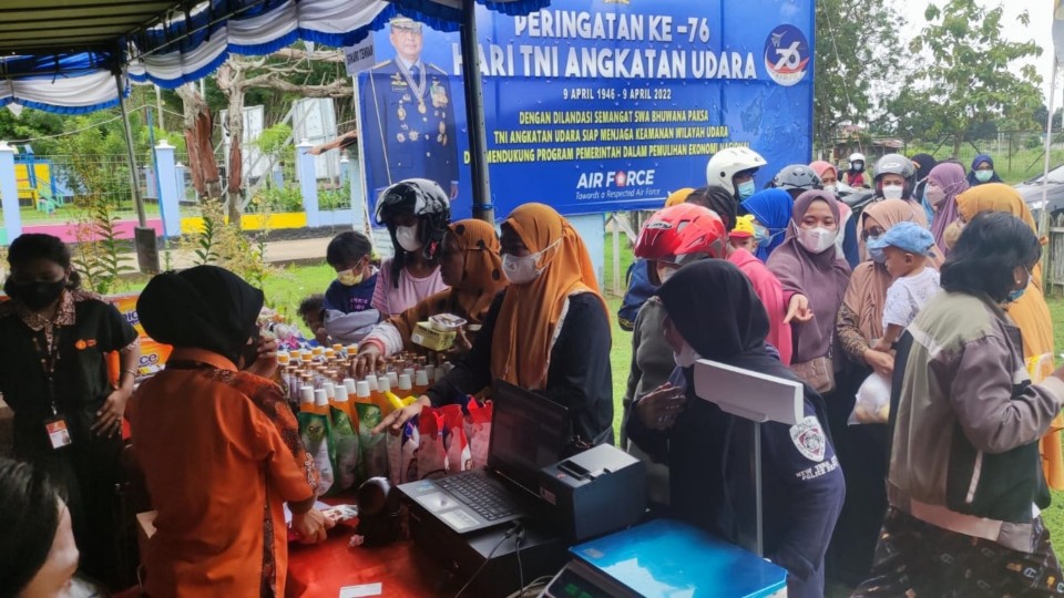 emak-emak-merauke-serbu-minyak-goreng-di-pasar-murah