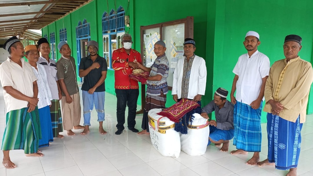 berkah-ramadan-wabup-john-rettob-bantu-sajadah-dan-dana-pembangunan-masjid-sp5