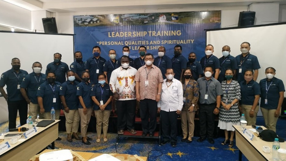 Foto bersama Direktur YPMAK, Vebian Magal, berama Sekretaris Eksekutif Yayasan Pendidikan Lokon, Johanes Ohoitimur dan semua peserta leadership training di Hotel Horison Ultima.   Foto: Istimewa