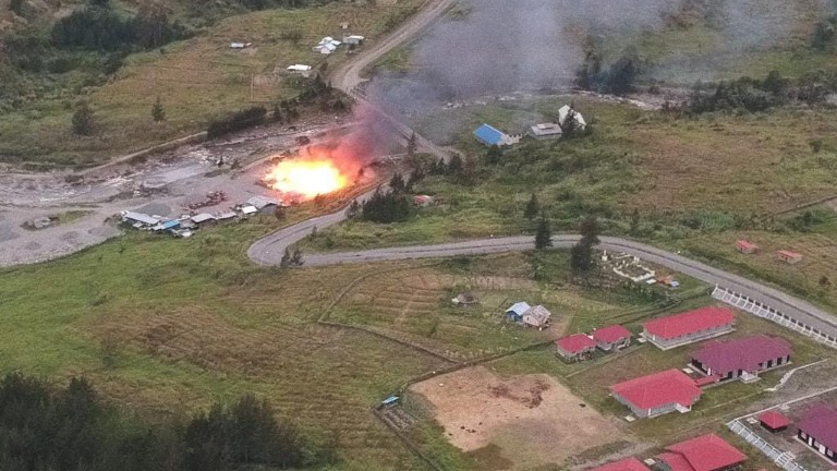kkb-bakar-bangunan-pt-mtt-di-puncak