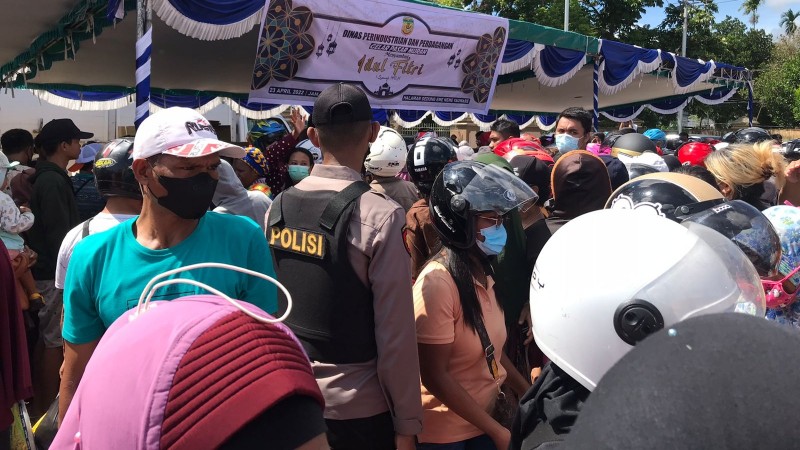 Warga menyerbu stand minyak goreng murah dalam pasar murah Pemda Mimika, Sabtu (23/4/2022) di Halaman Gedung Eme Neme. Foto: Anti/Papua60detik