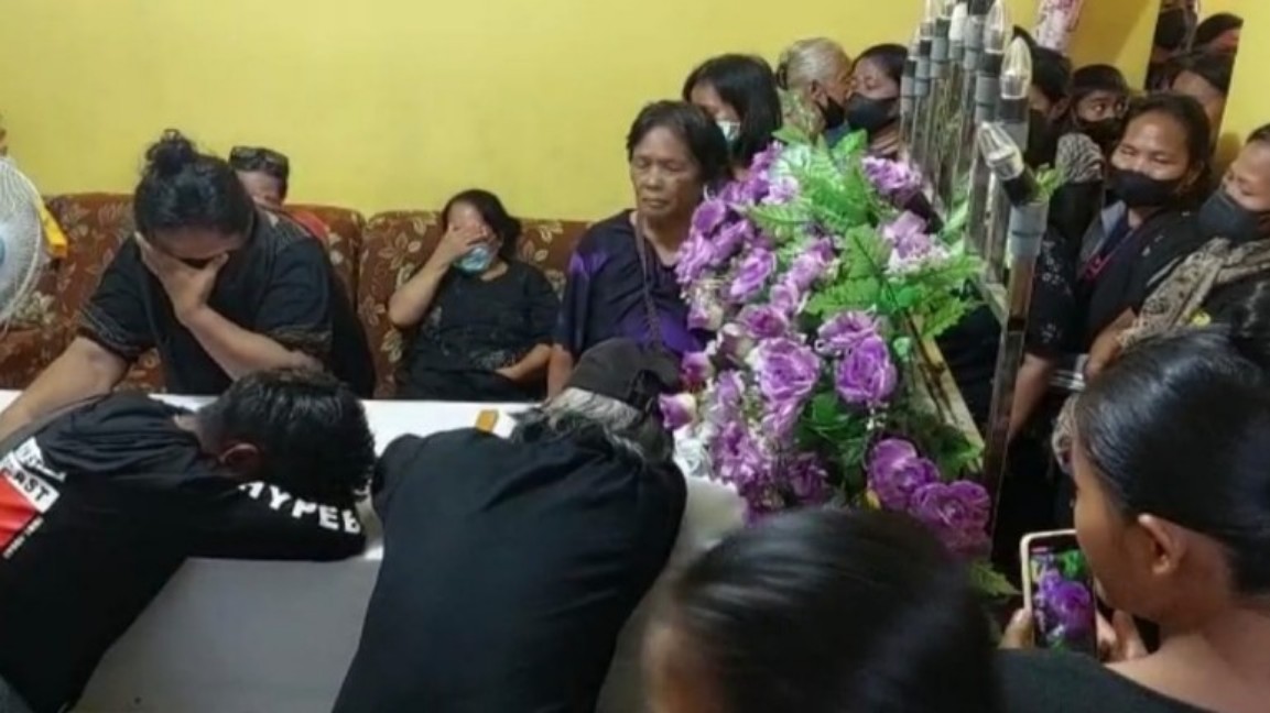 jenazah-samsu-sattu-korban-penembakan-di-ilaga-disemayamkan-di-rumah-duka-timika