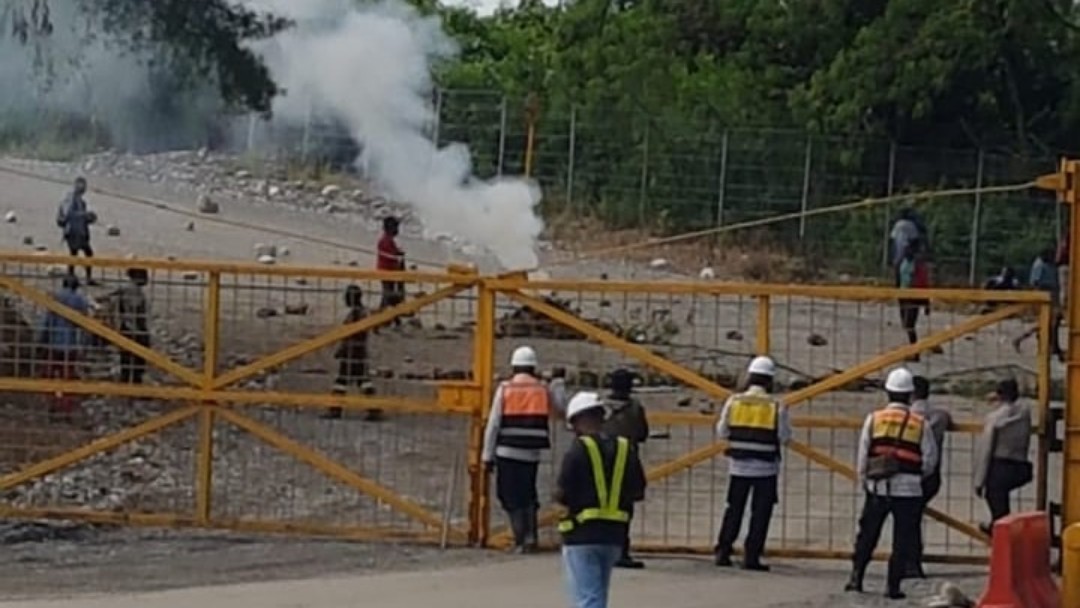 Sekelompok warga memalang jalan di Terminal Bus Gorong-gorong milik PT Freeport Indonesia, Kamis (28/4/2022). Foto: Salmawati Bakri/ Papua60detik