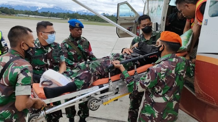 dua-prajurit-tni-yang-ditembak-di-ilaga-dievakuasi-ke-timika
