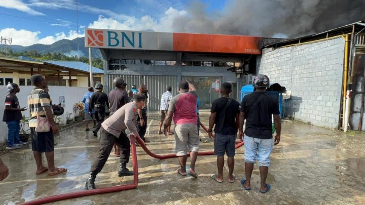 8-bangunan-di-sentani-hangus-terbakar