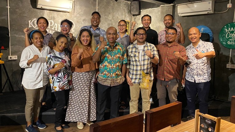 Iyakoko Patea Choir bersama Sekda Mimika, Michael R Gomar di Waanal Coffee, Jumat (6/5/2021). Foto: Joe Situmorang/ Papua60detik