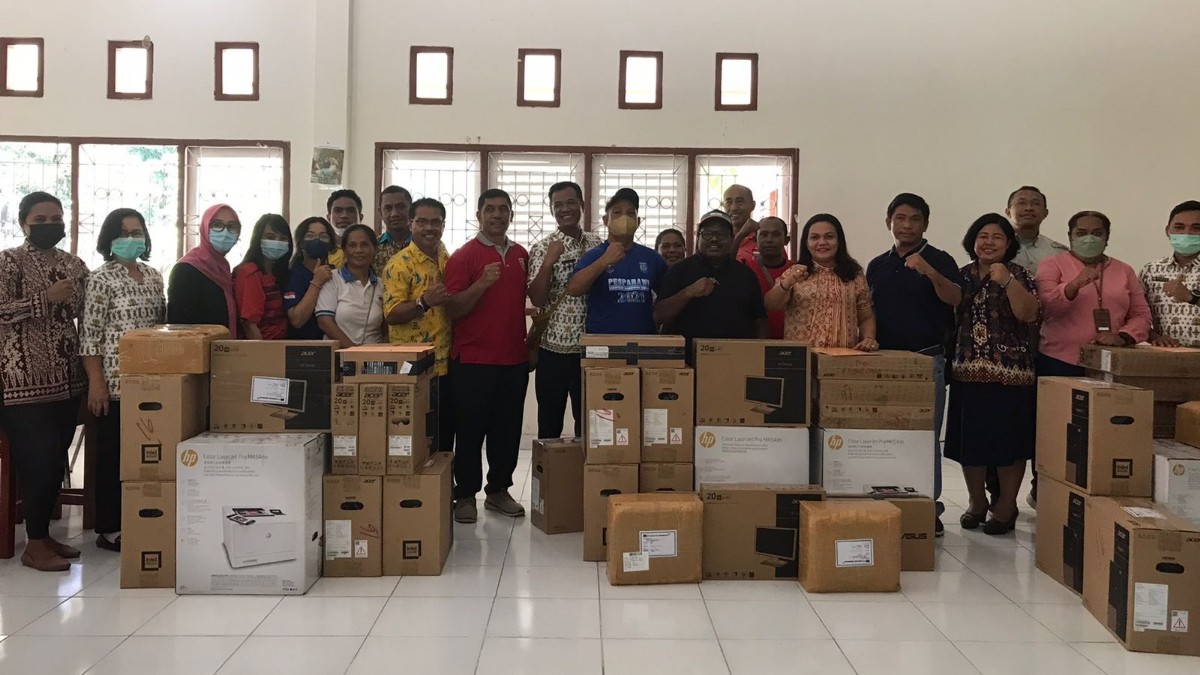 pt-freeport-bantu-sentra-pendidikan-30-unit-perangkat-elektronik