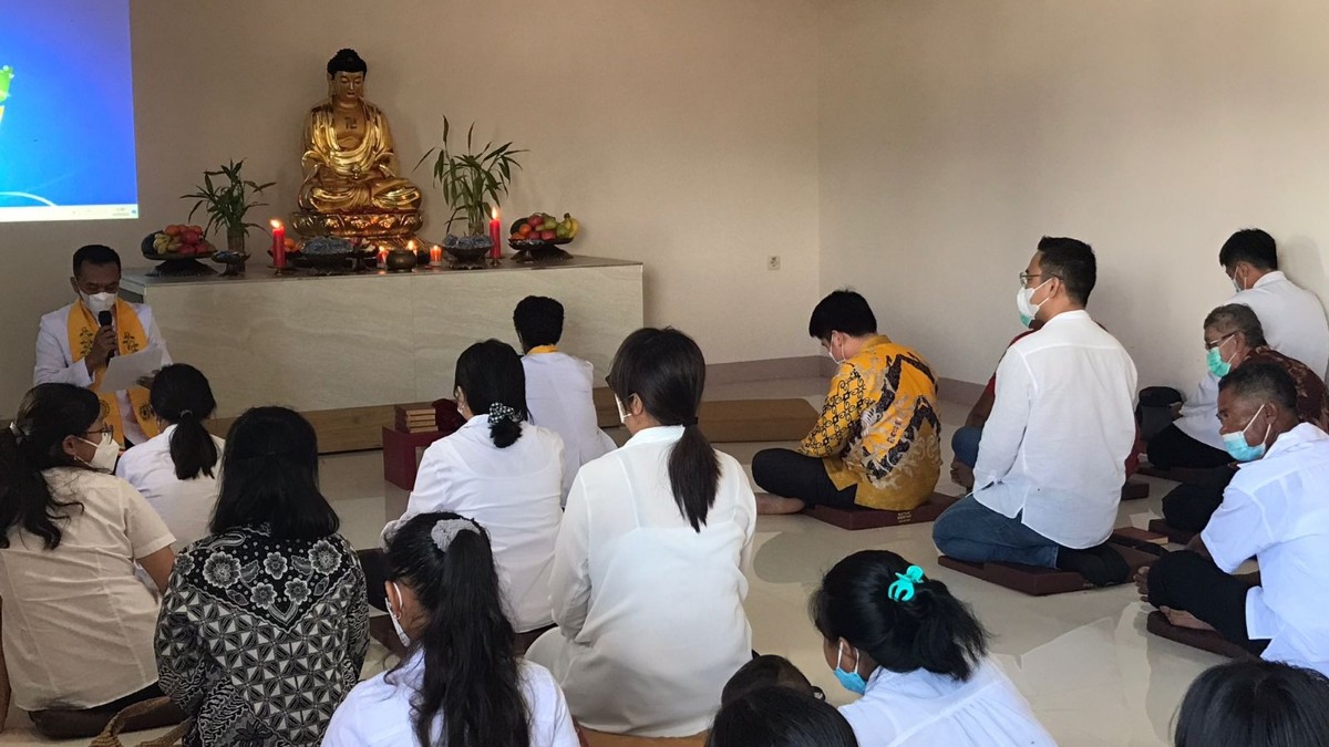 Puja Bakti Tri Suci Waisak 2566 TB 2022 di Vihara Bodhi Mandala, Jalan Hasanuddin Timika, Senin (16/5/2022).   Foto: Anti/ Papua60detik