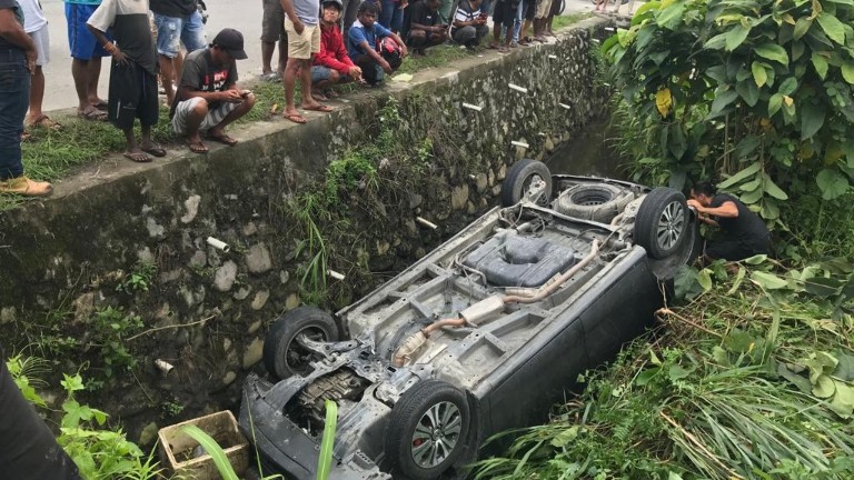 Kondisi mobil Honda Freed yang terbalik dalam parit di Jalan Hasanudin, Kamis (19/5/2022) pagi. Foto: Salmawati Bakri/Papua60detik