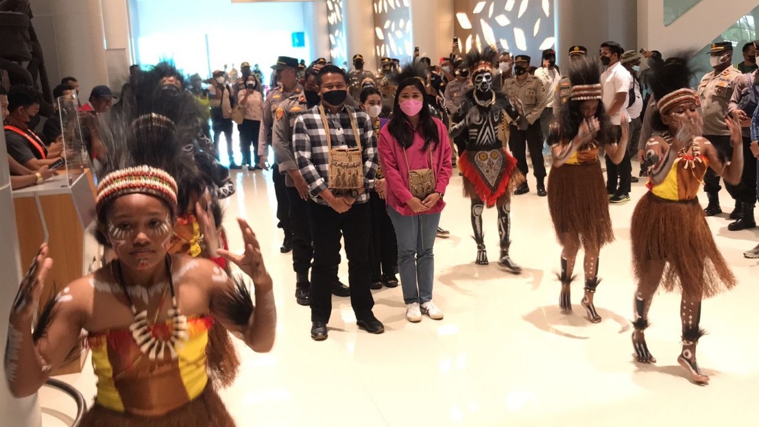 tiba-di-timika-kapolres-gede-putra-disambut-tarian-adat