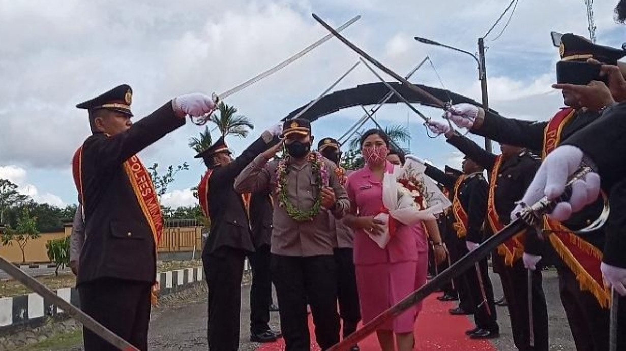 Kapolres Mimika AKBP I Gede Putra bersama Ketua Bhayangkari Cabang Mimika Ny Asmi Gede Putra dengan tradisi pedang pora Mapolres di Jalan Agimuga Mile 32, Jumat (20/5/2022). Foto: Salmawati Bakri/Papua60detik