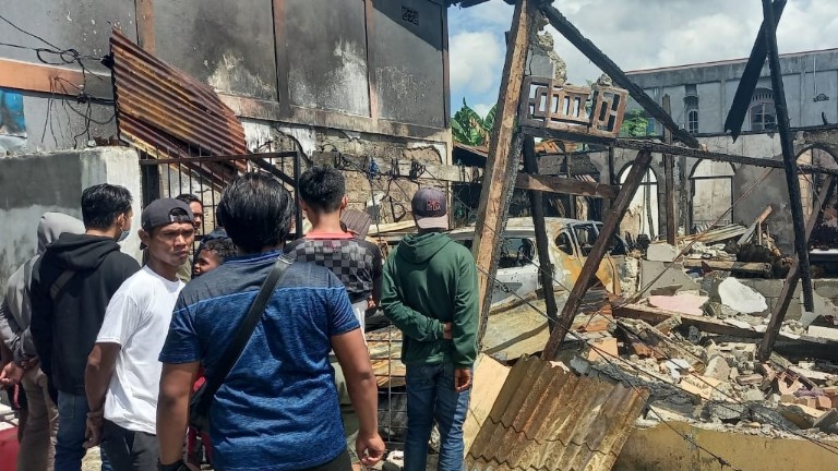 kebakaran-di-busiri-diduga-sumber-api-dari-tanki-mobil-yang-terbuka