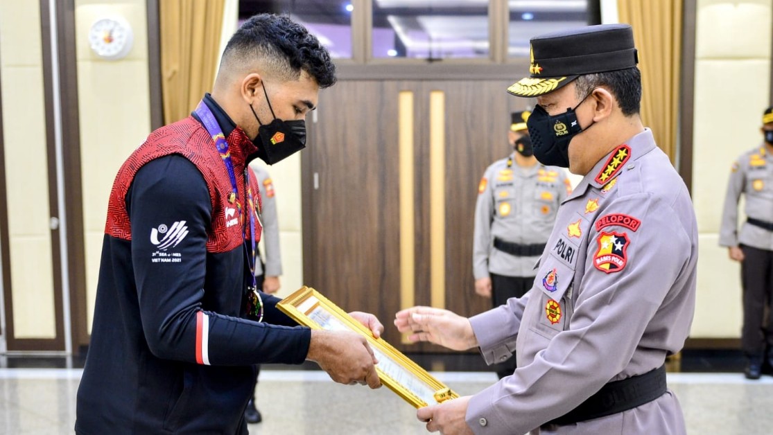 Personel Polres Mimika, Briptu Holypaul Septinus Nov Rianto Soumilena menerima penghargaan sebagai atlet berprestasi pda Sea Games Vietnam dari Kapolri Jenderal Listyo Sigit Prabowo, Senin (30/5/2022). Foto: Humas Polri