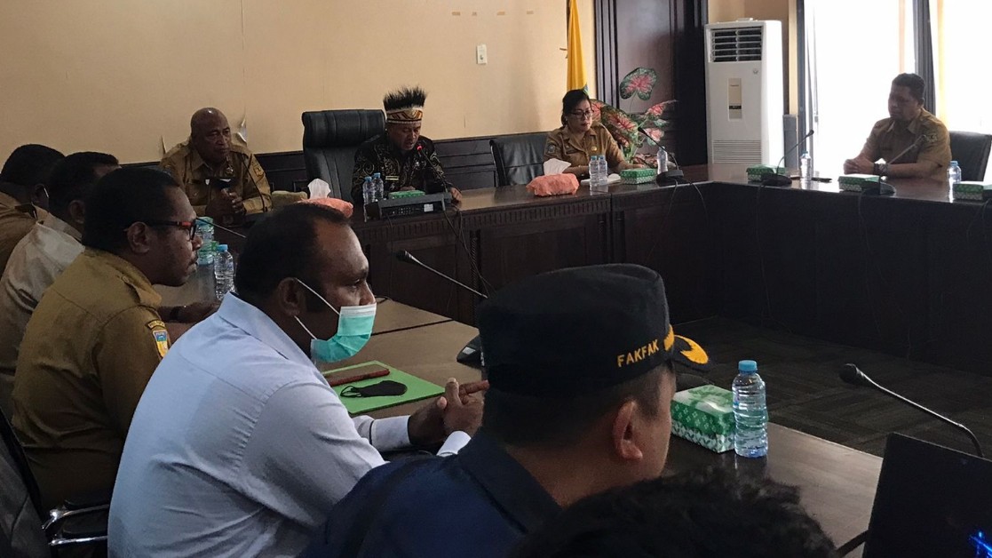 bupati-untung-tamsil-fakfak-dan-mimika-adalah-saudara-tak-terpisahkan